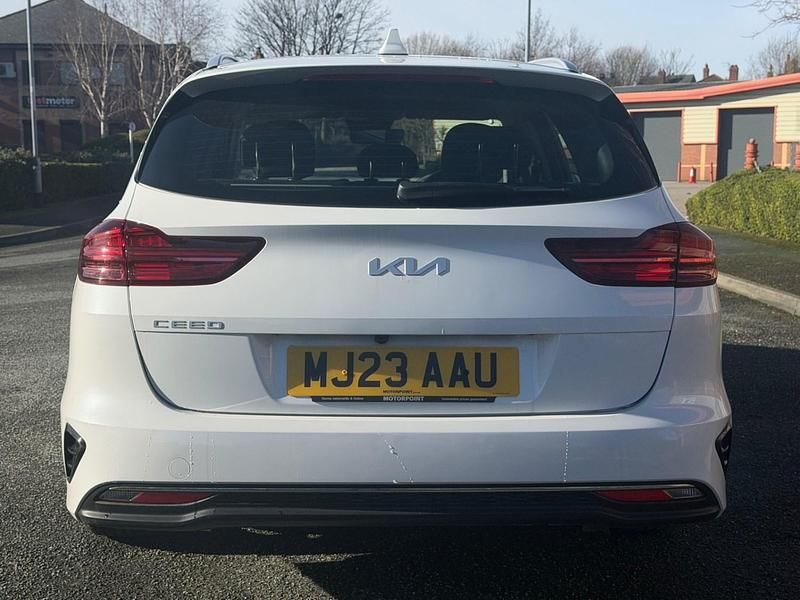 Used Kia Ceed 2023 White Hatchback