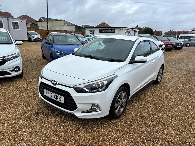 White Used 2017 Hyundai i20 SE Coupe | £7,495 (Fair price) - Image 1/4