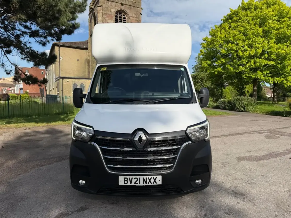 Käytetty Renault Master Komfort 145 HP (106 kW) 2021 Valkoinen Tila-auto