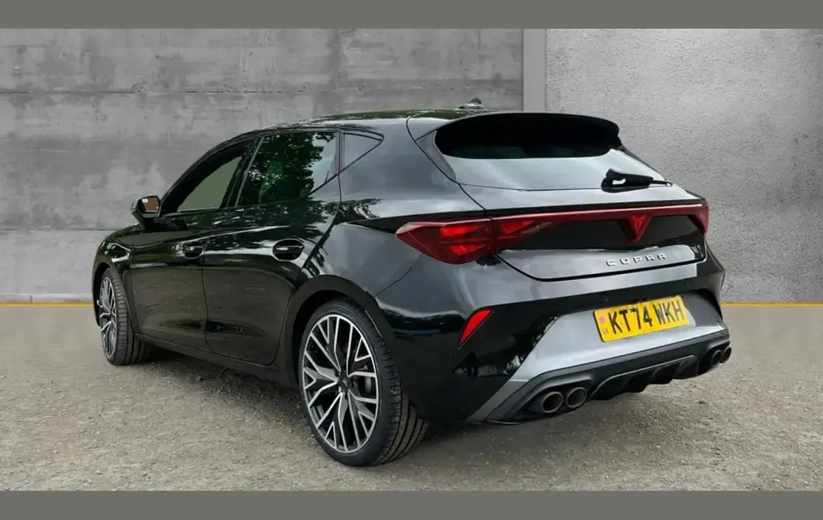 Used Cupra Leon VZ2 325 HP (239 kW) 2025 Midnight black Hatchback