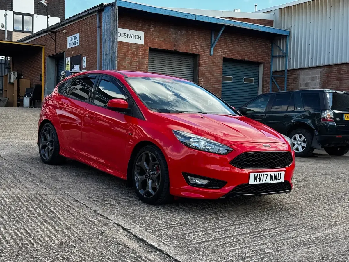 Used Ford Focus ST-Line 118 HP (86 kW) 2017 Red Hatchback