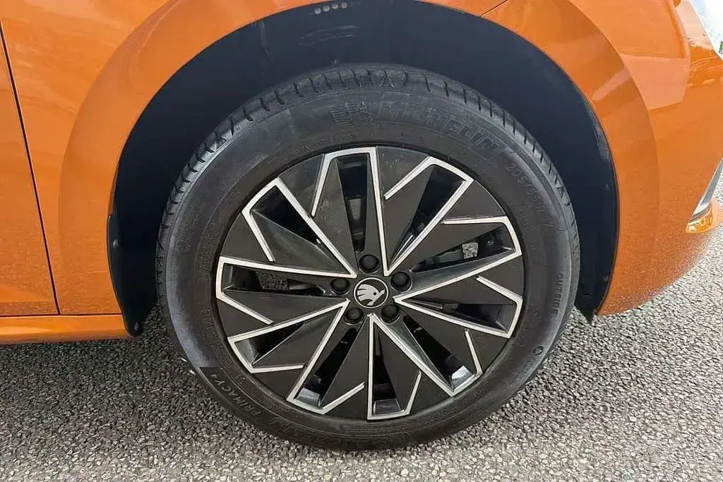 Used Skoda Kamiq Design Edition 113 HP (83 kW) 2025 Phoenix orange metallic black magic pearl effect SUV