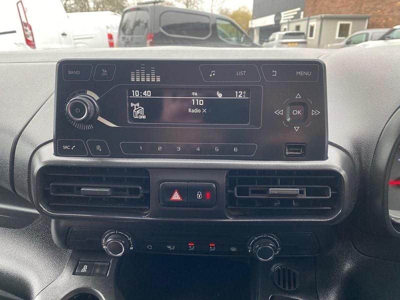 Used Vauxhall Combo Edition 100 HP (73 kW) 2021 White MPV