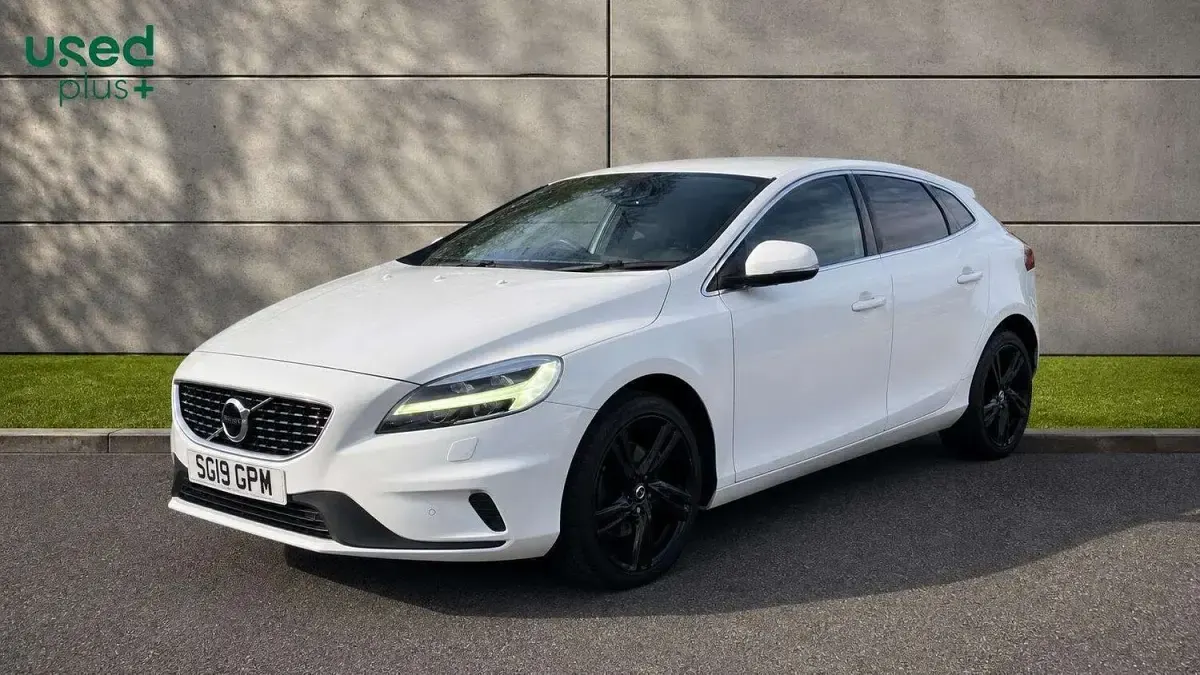 Used Volvo V40 R-Design 120 HP (88 kW) 2019 White Hatchback