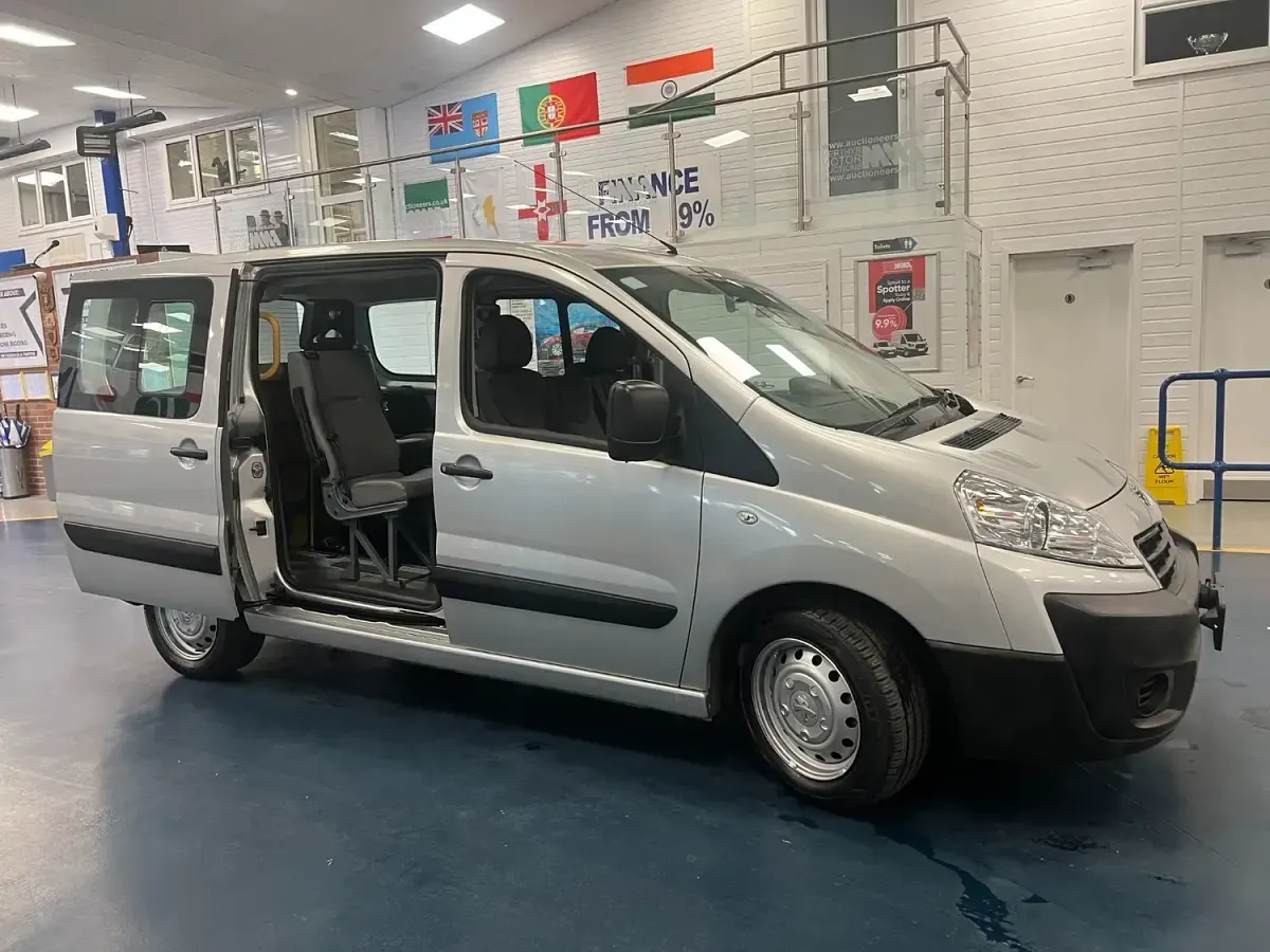 Used Peugeot TePee Access 100 HP (73 kW) 2016 Silver MPV
