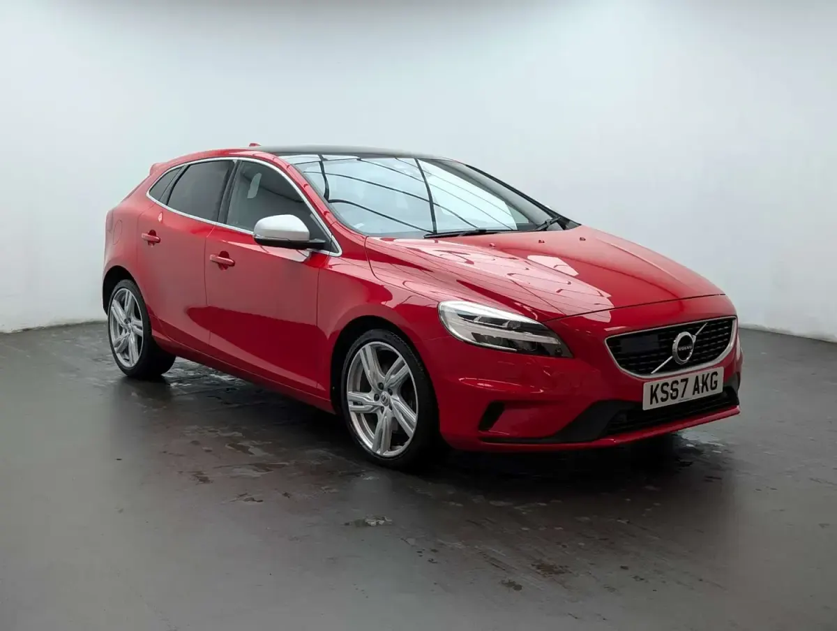 Usado Volvo V40 R-Design Pro 152 HP (111 kW) 2017 Vermelho Citadino