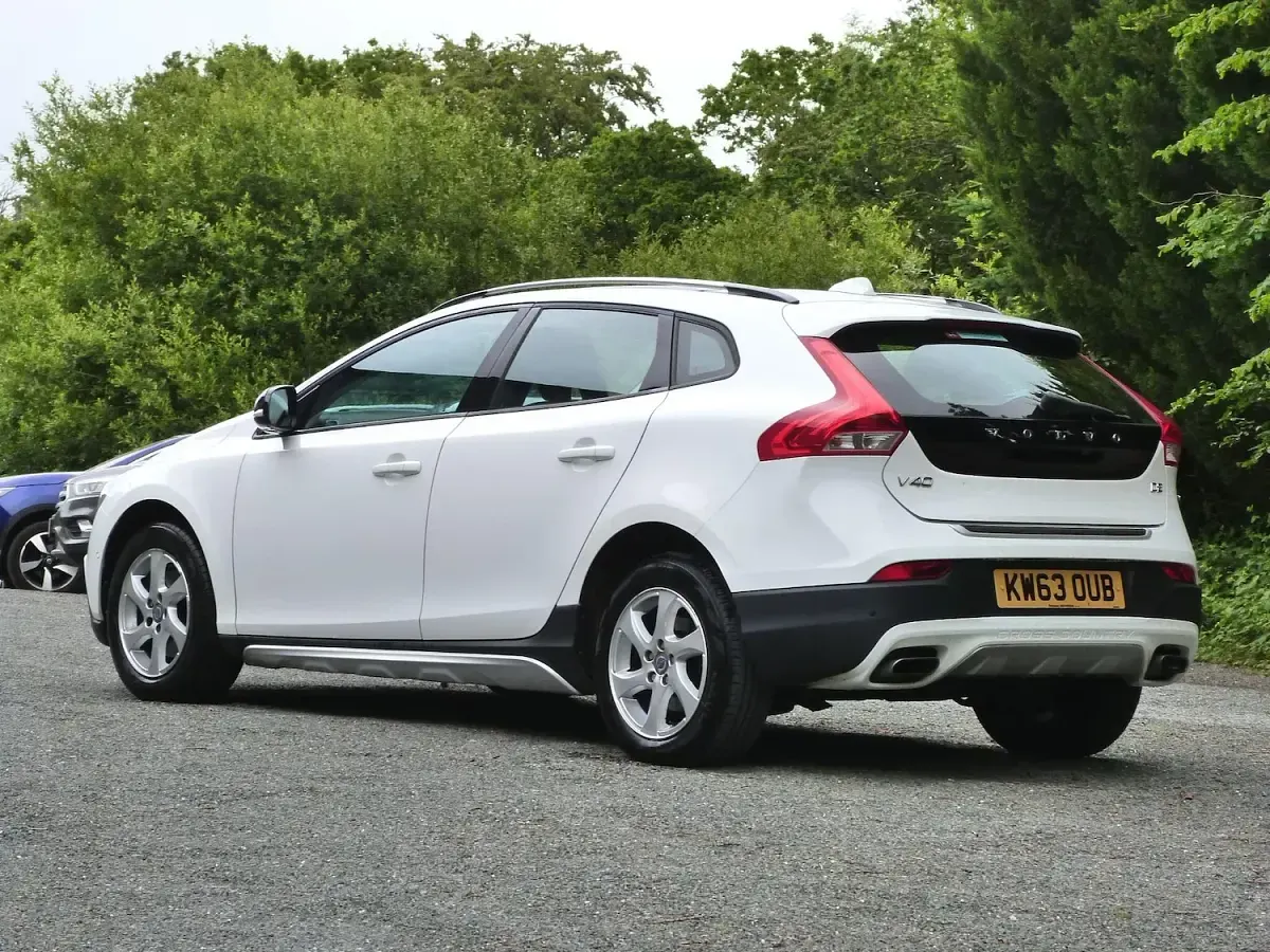 Used Volvo V40 SE 2014 White Hatchback