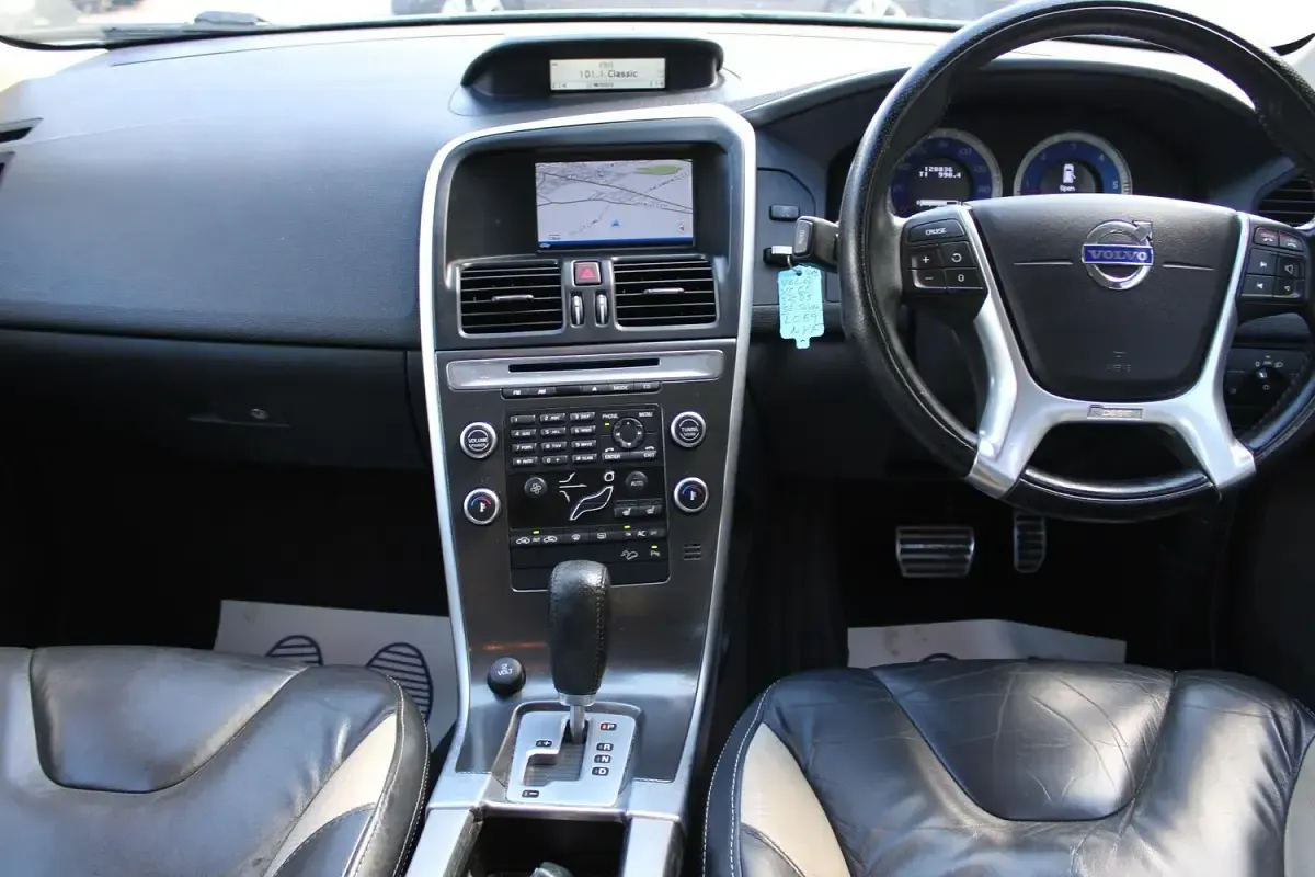 Used Volvo XC60 R-Design 205 HP (150 kW) 2010 Silver SUV