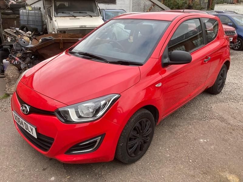 Red Used 2014 Hyundai i20 Classic Hatchback | £1,095 (Good price) - Image 1/4