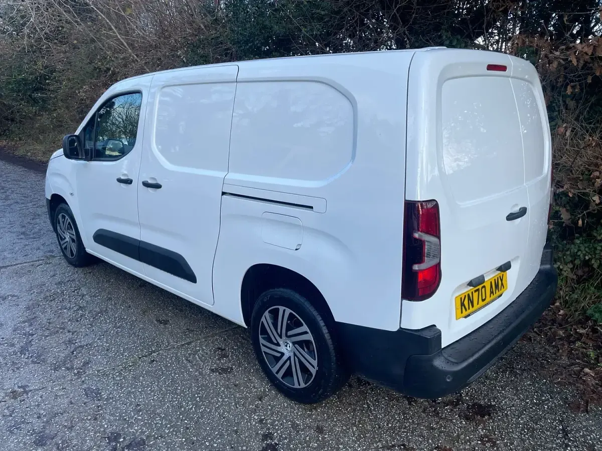 Used Vauxhall Combo Edition 100 HP (73 kW) 2020 White Van