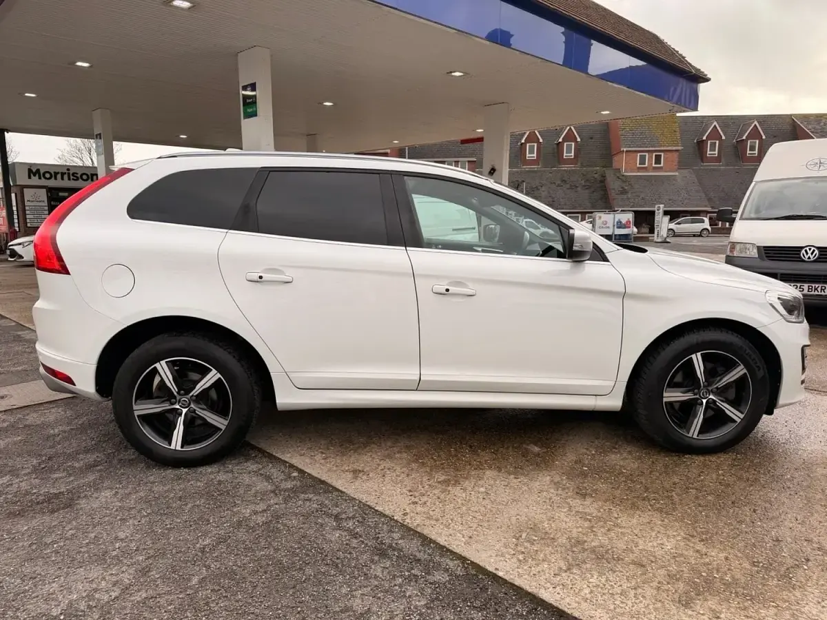 Used Volvo XC60 R-Design 190 HP (139 kW) 2017 White SUV