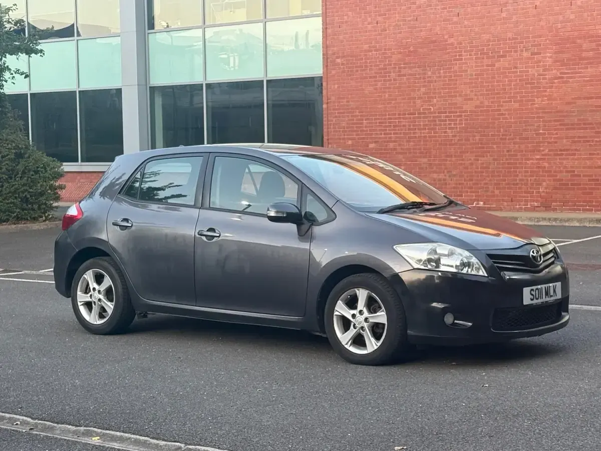 Used Toyota Auris 99 HP (72 kW) 2011 Grey Hatchback