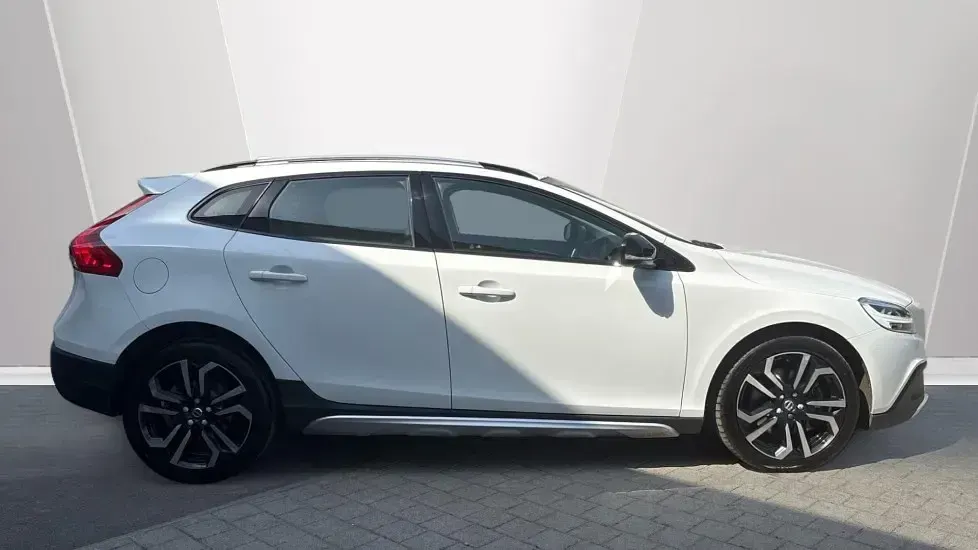 Used Volvo V40 CC Pro 152 HP (111 kW) 2018 614 ice white Estate