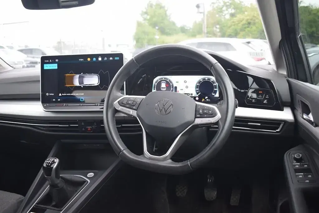 Usado VW Golf VIII Life 115 HP (84 kW) 2024 Cinzento Citadino