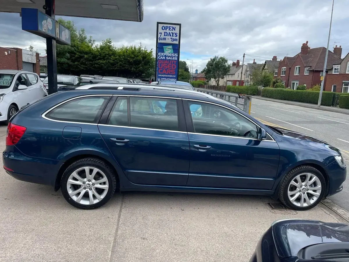 Used Skoda Superb SE 170 HP (125 kW) 2014 Blue Estate