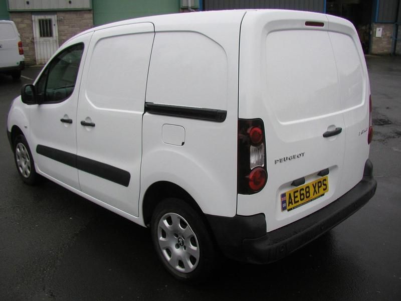 Used Peugeot Partner S 64 HP (47 kW) 2018 White MPV