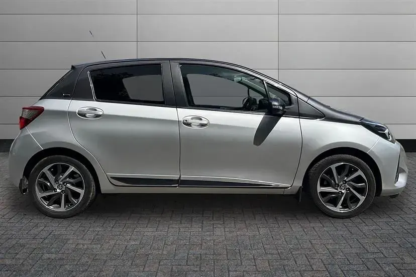 Usado Toyota Yaris 111 HP (81 kW) 2020 Prateado Citadino