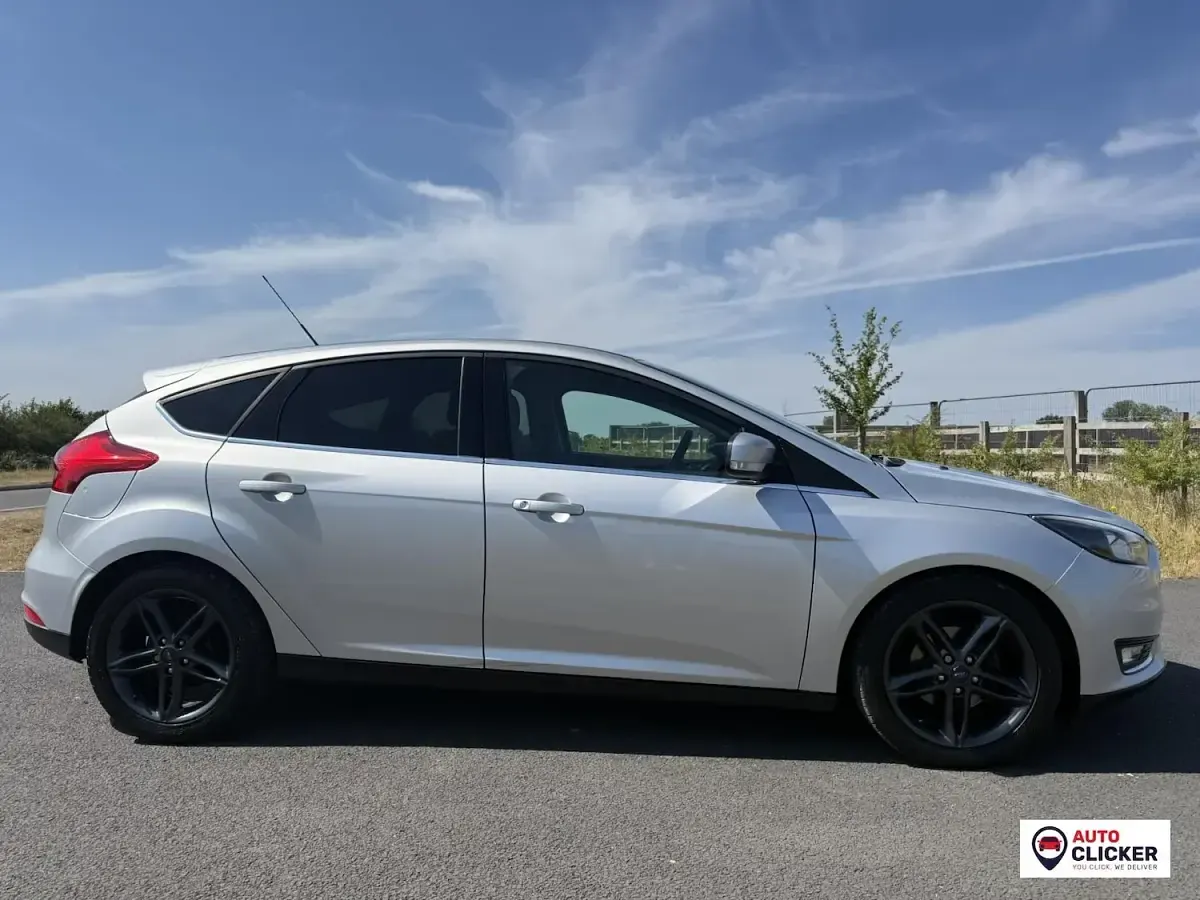 Used Ford Focus Zetec 125 HP (91 kW) 2015 Silver Hatchback