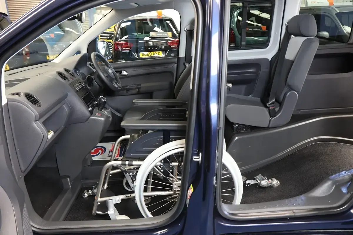Used VW Caddy 102 HP (75 kW) 2014 Blue MPV