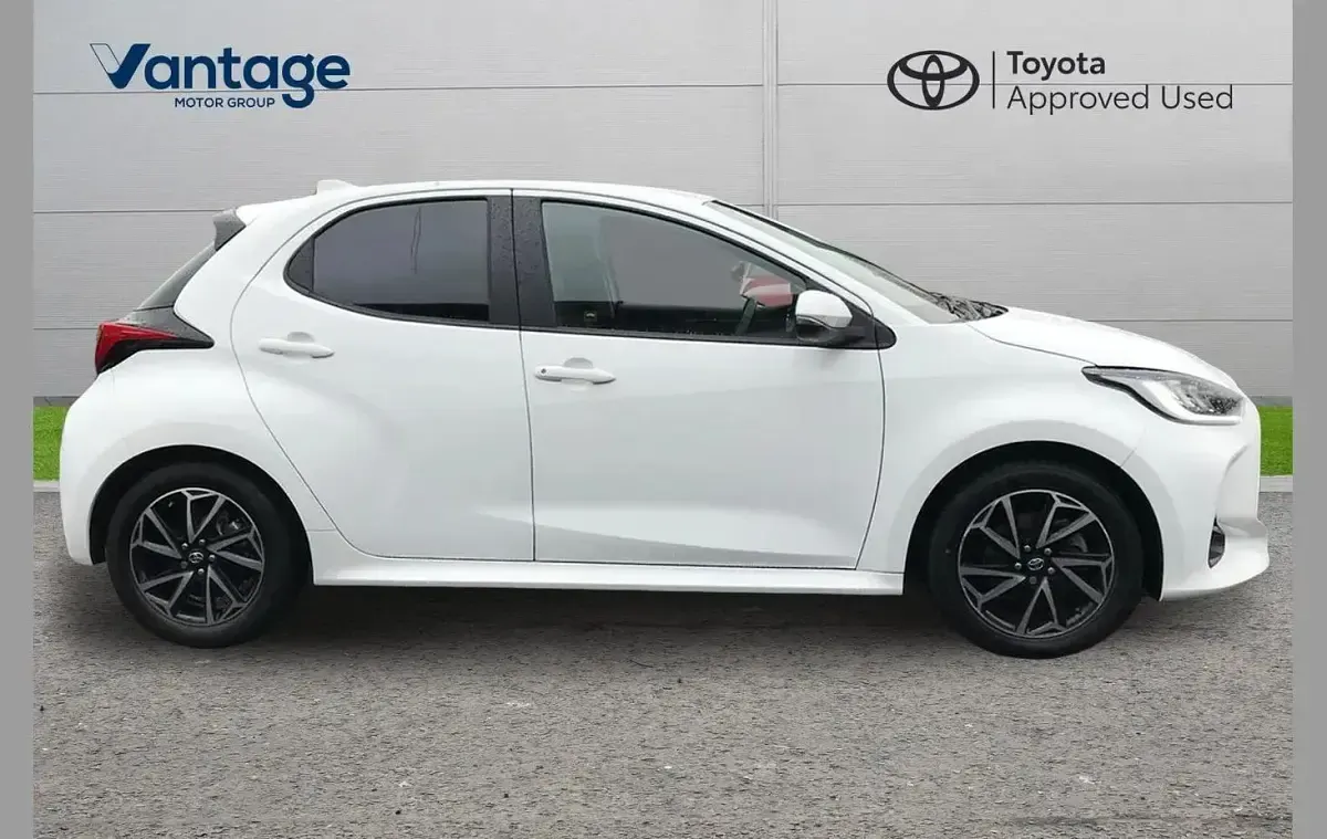 Used Toyota Yaris Design 113 HP (83 kW) 2023 White Hatchback