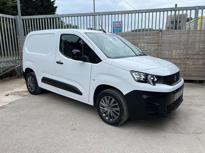 White Used 2022 Peugeot Partner Premium MPV | £13,000 (Fair price) - Image 1/4