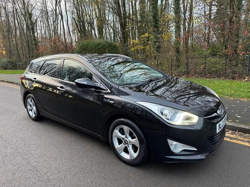 Black Used 2013 Hyundai i40 Style Estate | £4,285 (Good price) - Image 1/3