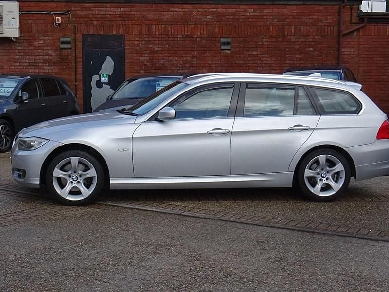 Used BMW 318 Exclusive 2011 Silver Estate