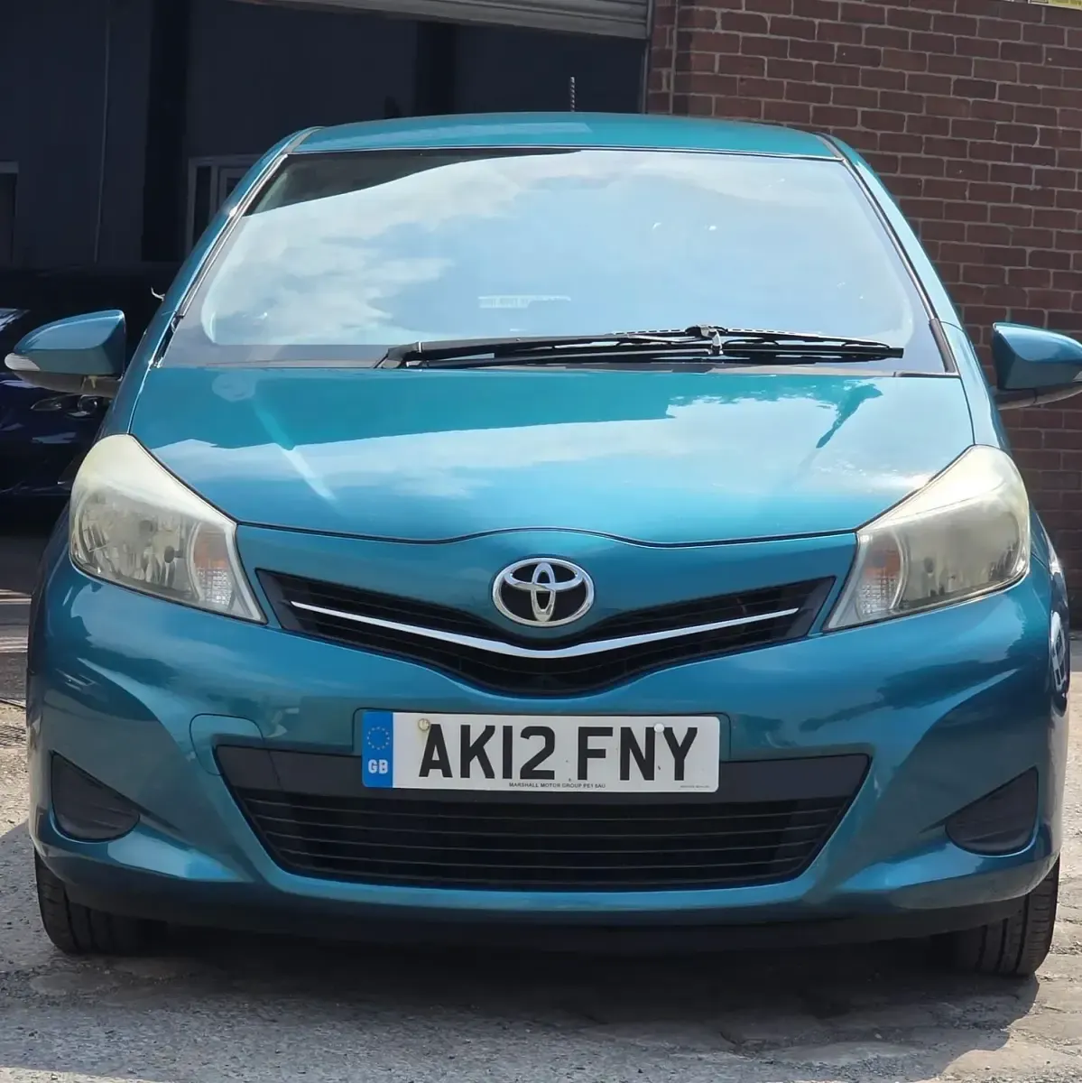 Used Toyota Yaris 99 HP (72 kW) 2012 Turquoise Hatchback