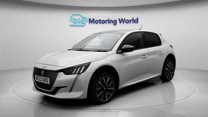 Used Peugeot 208 GT 102 HP (75 kW) 2022 White Hatchback