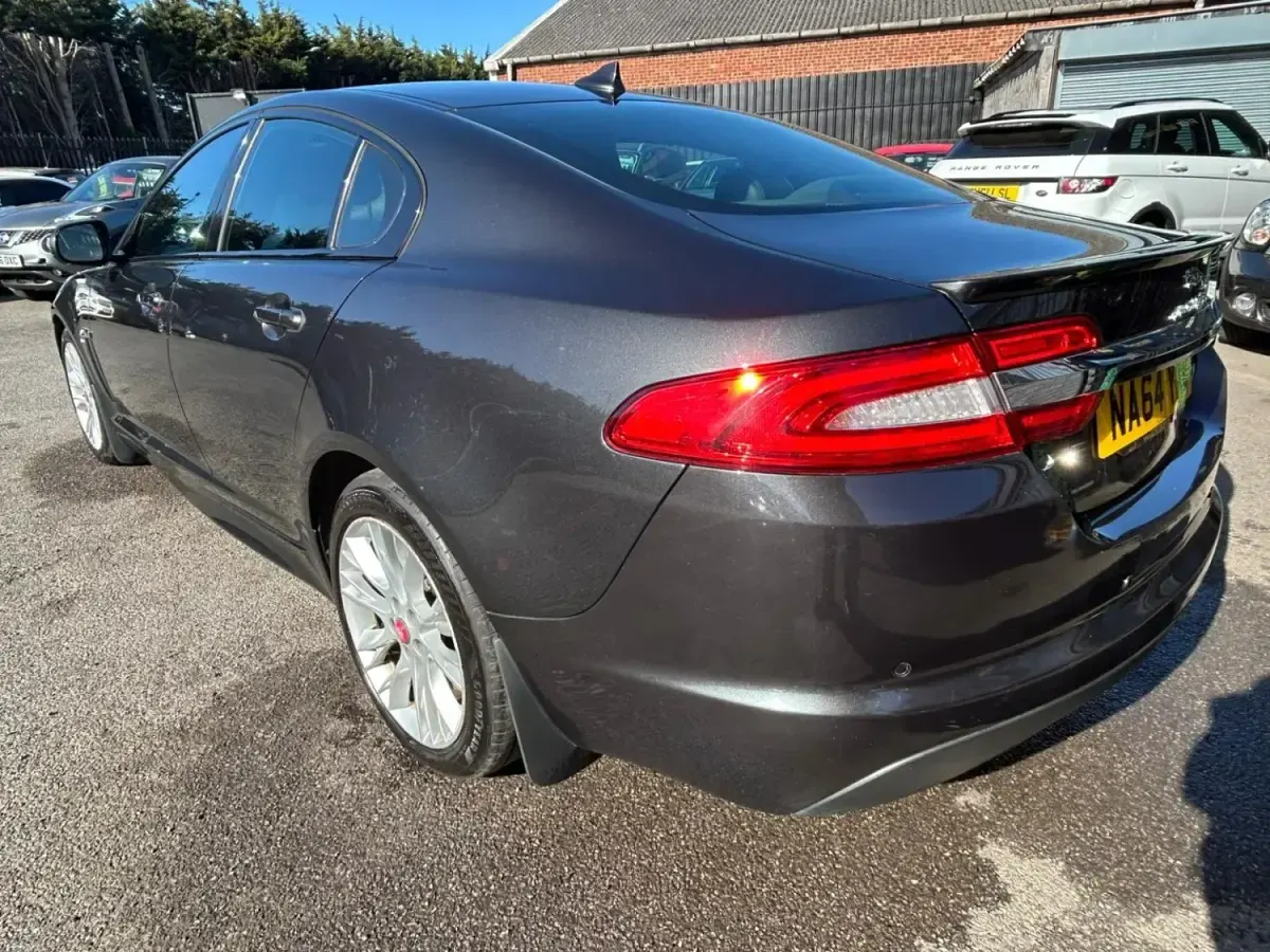 Usado Jaguar XF R-Sport 200 HP (147 kW) 2014 Cinzento Sedan
