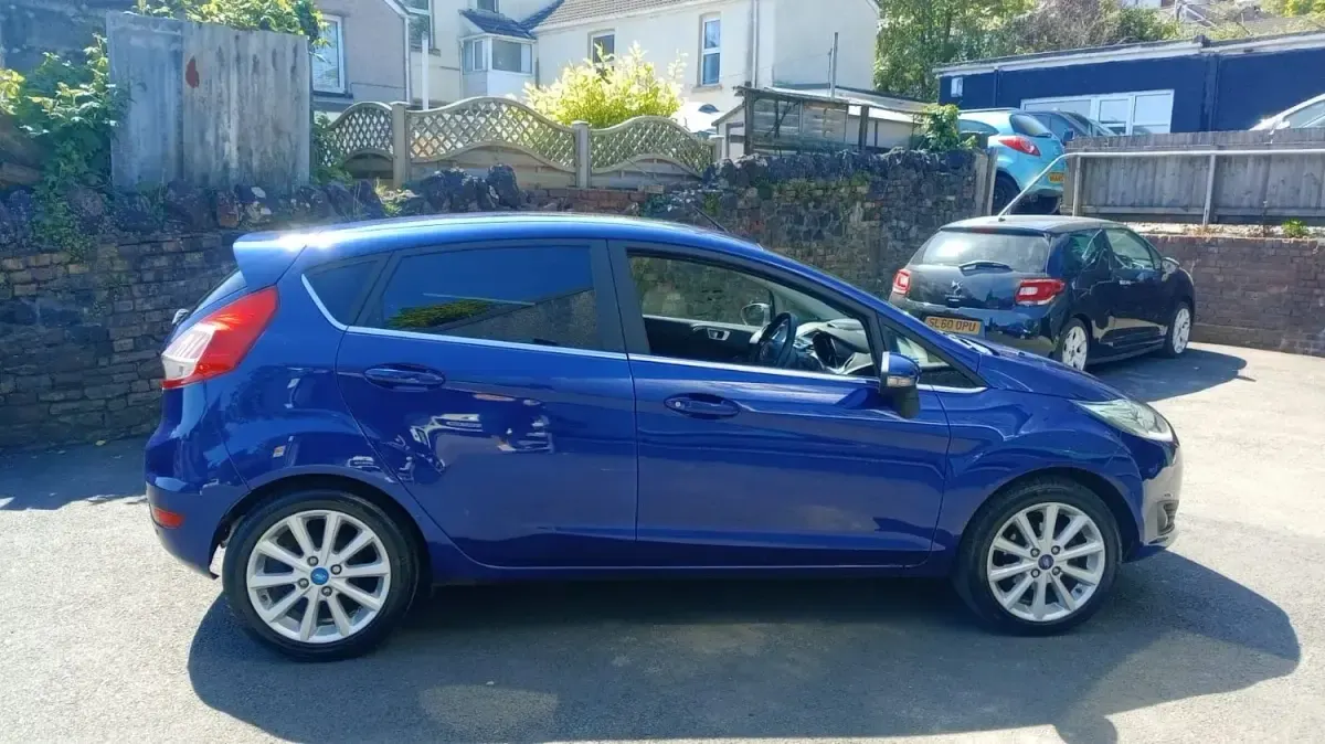 Begagnad Ford Fiesta Titanium 125 HK (91 kW) 2016 Blå Halvkombi