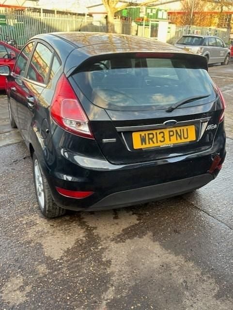 Usado Ford Fiesta Zetec 80 HP (58 kW) 2013 Preto Citadino