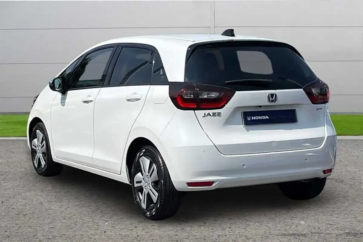 Used Honda Jazz Hybrid 109 HP (80 kW) 2021 Platinum white Hatchback