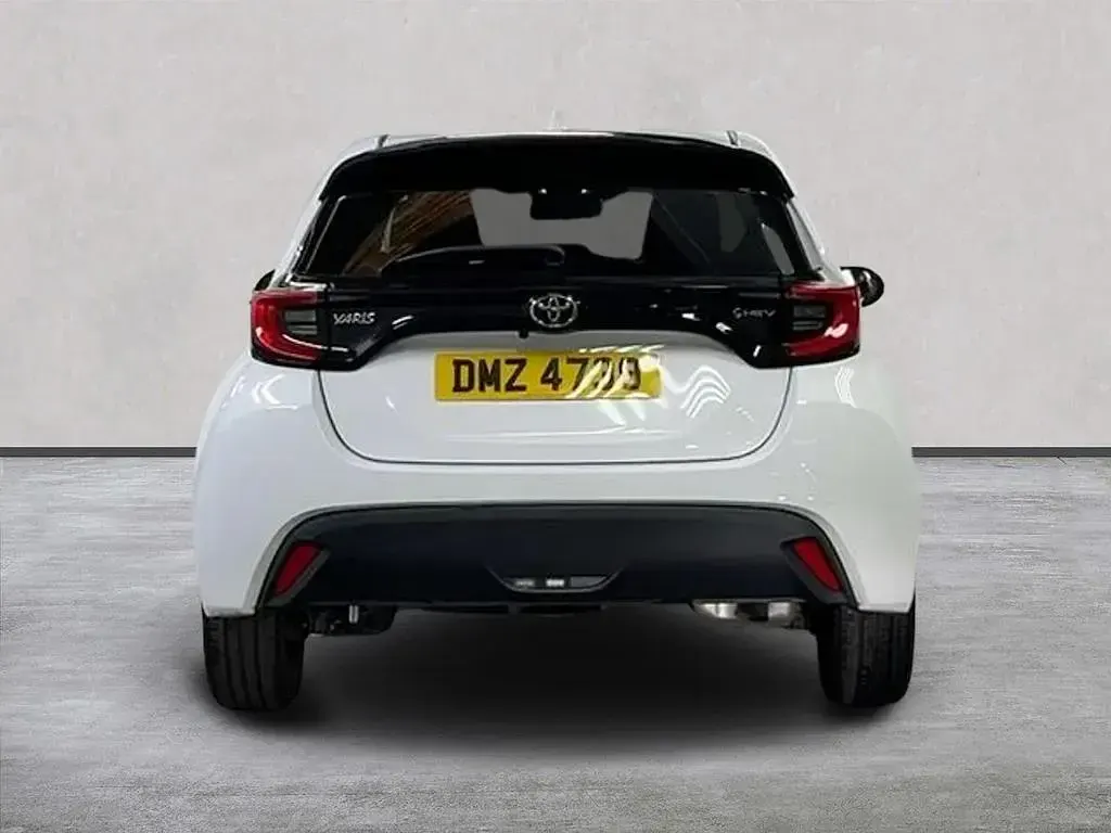 Used Toyota Yaris Hybrid Design 116 HP (85 kW) 2024 White Hatchback