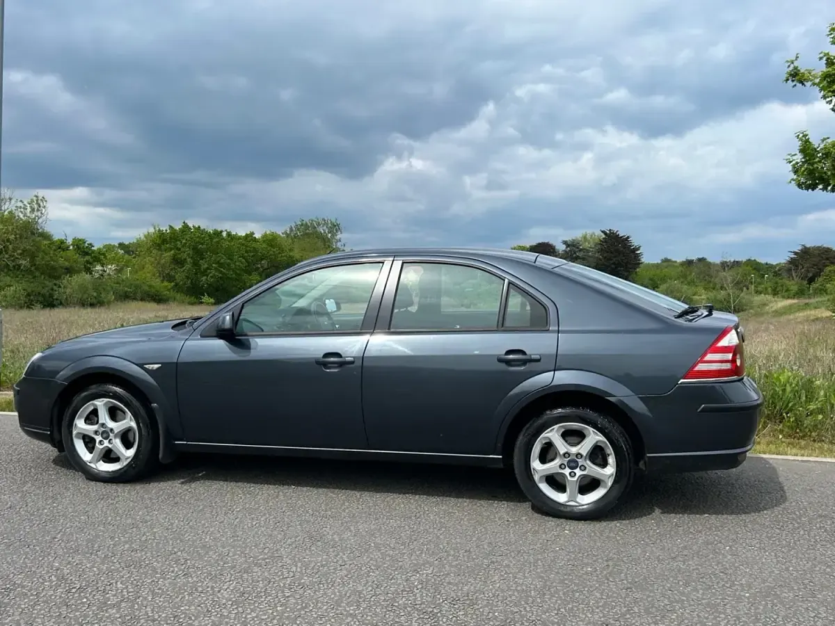 Usado Ford Mondeo 2007 Cinzento Citadino