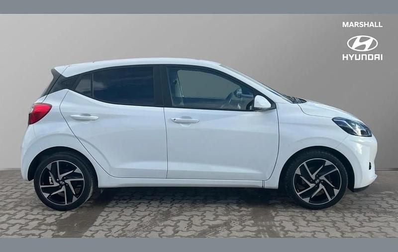 Used Hyundai i10 Premium 84 HP (61 kW) 2022 White Hatchback