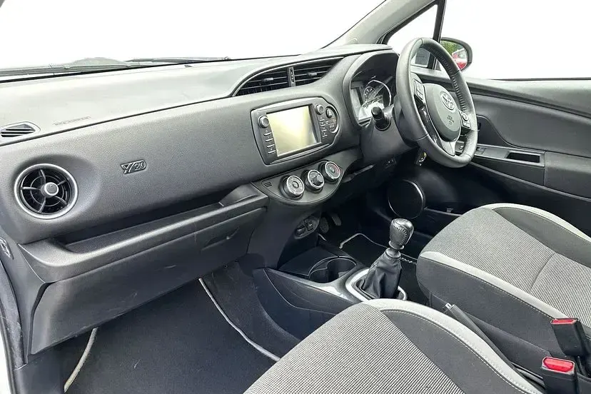 Used Toyota Yaris 111 HP (81 kW) 2020 Pure white Hatchback