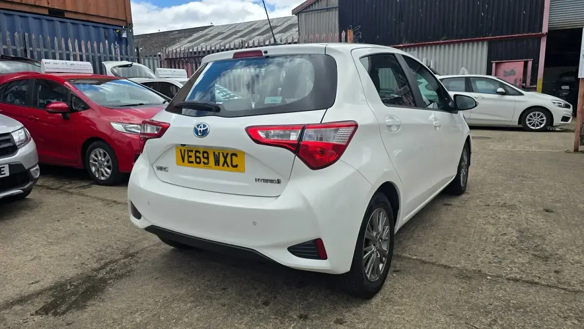 Used Toyota Yaris 91 HP (66 kW) 2020 White Hatchback