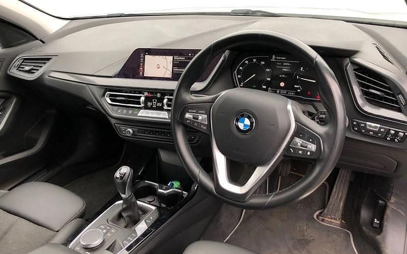 Usado BMW 118 Comfort Edition 140 CV (102 kW) 2020 Blanco Utilitario