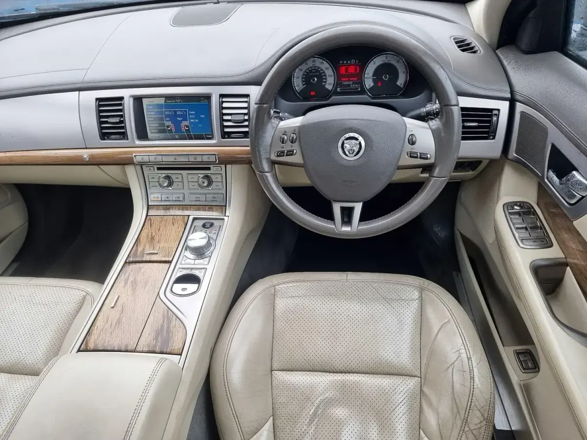 Usado Jaguar XF Premium Luxury 275 HP (202 kW) 2011 Cinzento Sedan