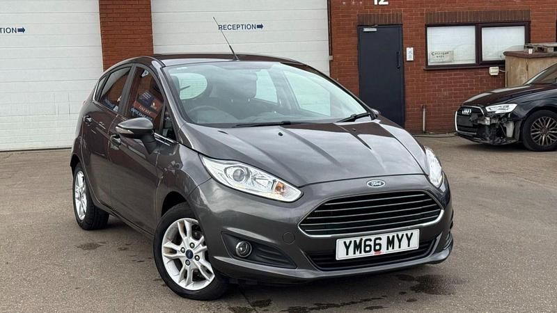 Begagnad Ford Fiesta Zetec 2016 Grå Halvkombi