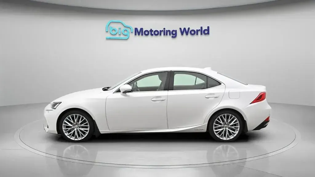 Used Lexus IS300h 223 HP (164 kW) 2019 White Sedan