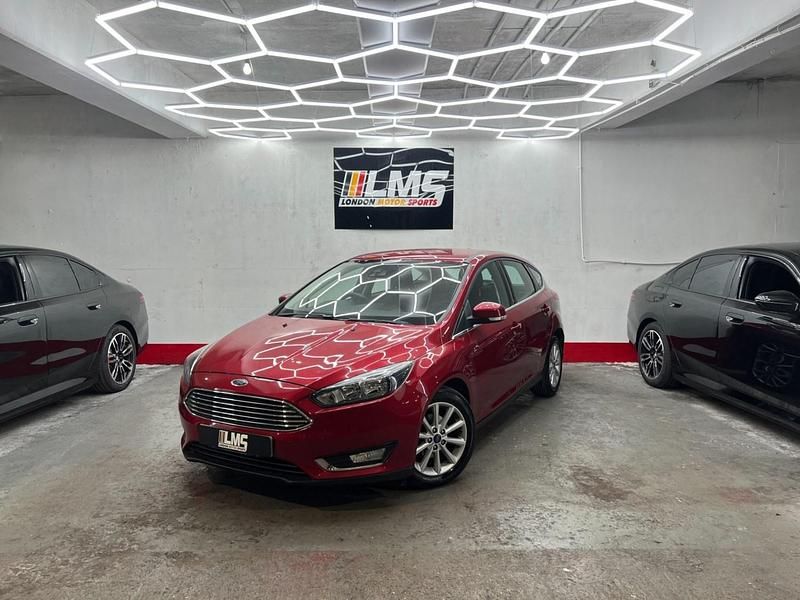 Used Ford Focus Titanium 125 HP (91 kW) 2015 Red Hatchback