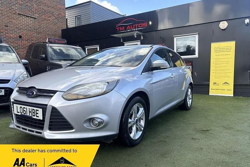 Used Ford Focus Zetec 125 HP (91 kW) 2011 Silver Hatchback