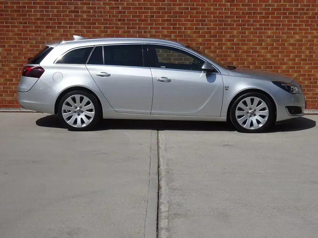 Used Vauxhall Insignia Elite 170 HP (125 kW) 2017 Silver Estate