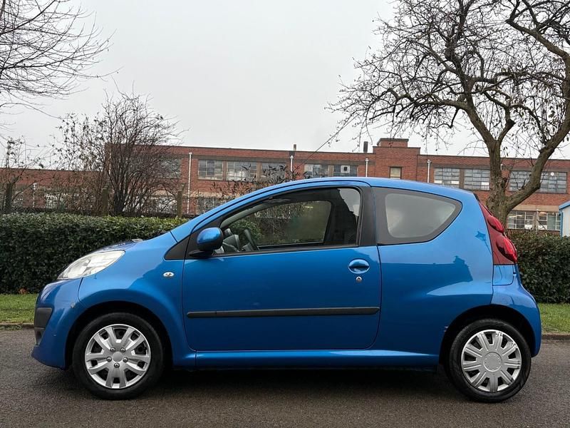 Second-hand Peugeot 107 Active 68 CP (50 kW) 2014 Albastru Hatchback