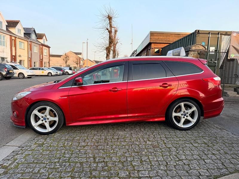 Used Ford Focus Titanium X 147 HP (108 kW) 2011 Red Estate