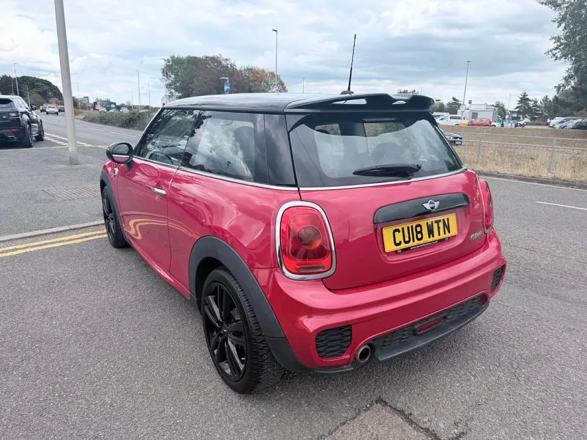 Used Mini Cooper Hatch 134 HP (98 kW) 2018 Red Hatchback