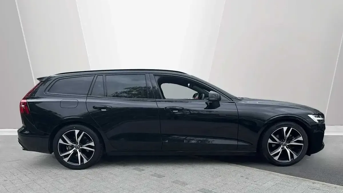 Second-hand Volvo V60 R-Design 163 CP (119 kW) 2022 Negru Break