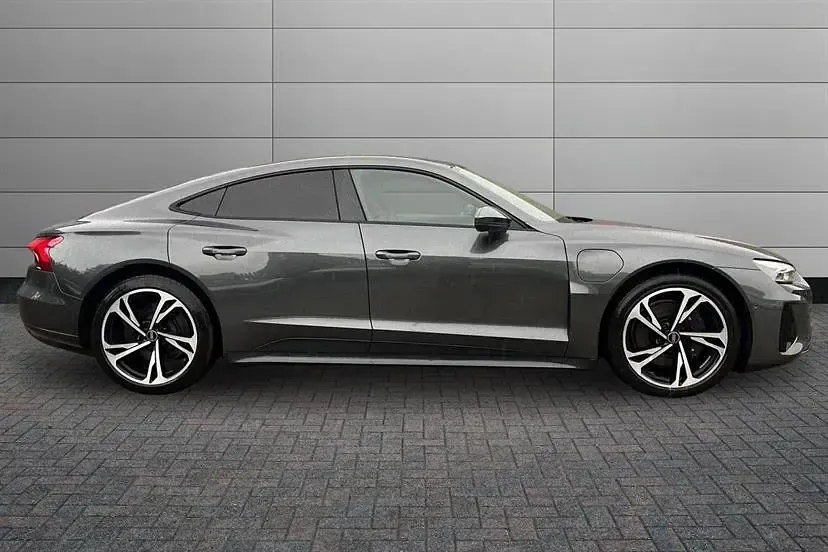 Usado Audi e-tron GT quattro Design 389 kW (530 HP) 2023 Cinzento Sedan